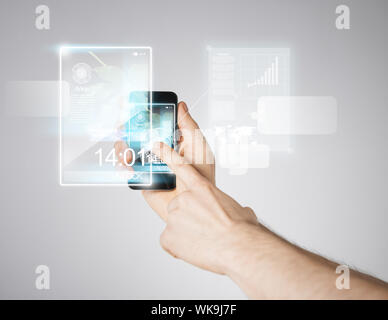 Hand des Mannes mit Smartphone und virtuellen Bildschirm Stockfoto