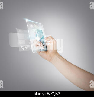 Hand des Mannes mit Smartphone und virtuellen Bildschirm Stockfoto