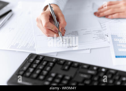 Hand der Frau Rechnung Papier ausfüllen Stockfoto