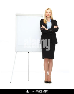 Bussiness und Bildung - Geschäftsfrau mit Flipchart im Büro Stockfoto