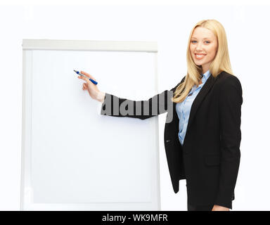 Geschäftsfrau auf Flipchart im Büro schreiben Stockfoto