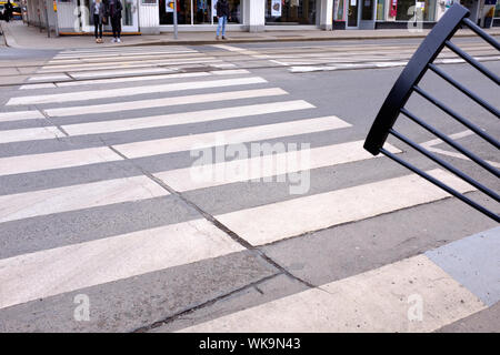 Die Streifen eines schwarzen Stuhl neben der weißen Linien von eine Straße überqueren, Wien 2018 Stockfoto