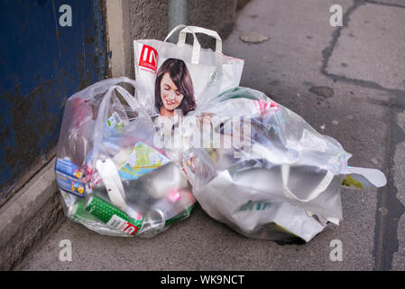 Amüsante Bild des Gesichts der Frau auf einer Einkaufstasche, gerne von Müll in Plastiktüten, Wien 2018 umgeben zu sein Stockfoto