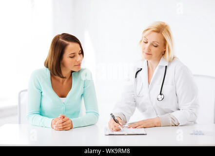 Arzt mit Patienten im Krankenhaus Stockfoto