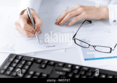 Hand der Frau Rechnung Papier ausfüllen Stockfoto