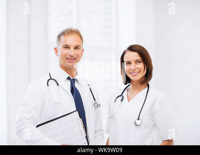 Gesundheitswesen und medizinische Konzept - zwei Ärzte mit Stethoskopen Stockfoto