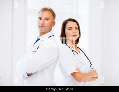Gesundheitswesen und medizinische Konzept - zwei Ärzte mit Stethoskopen Stockfoto