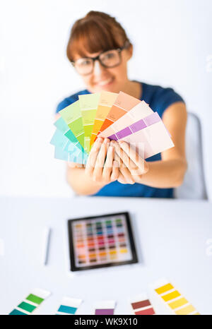 Frau zeigt Pantone Farbmuster Stockfoto