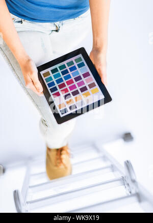 Frau, die mit Farbe-Beispiel-app Stockfoto