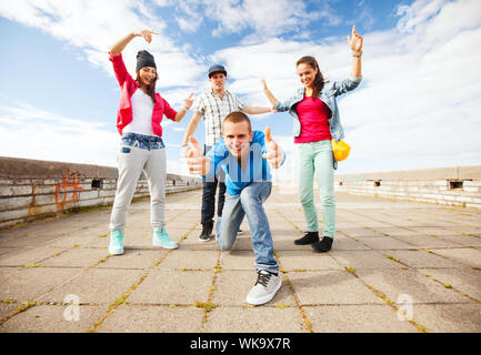 Sport, tanzen und städtische Kultur-Konzept - Gruppe von Jugendlichen tanzen Stockfoto