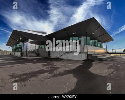 Sankt Petersburg, Russland - 8. August 2019: die Form ist nicht die U-Bahn Station, Novorostovskaya Krestovsky Insel. Moderne Architektur Stockfoto