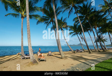 Menschen Sonnenbaden und Relaxen in Palm Cove, Cairns Northern Beaches, Far North Queensland, FNQ, QLD, Australien Stockfoto