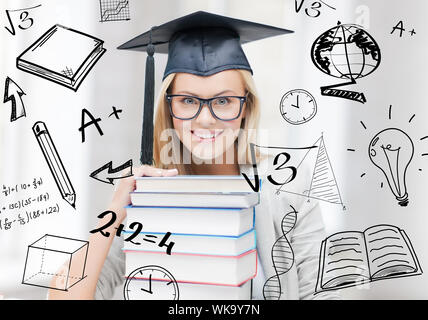 Bildung und Hochschule Konzept - glückliche Schüler in Graduation Cap mit Stapel von Büchern und Kritzeleien Stockfoto