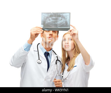 zwei Ärzte Zahnärzte Blick auf x-ray Stockfoto