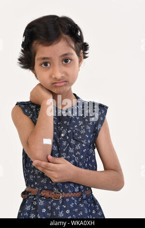 Mädchen mit Bandage auf ihrer hand Stockfoto