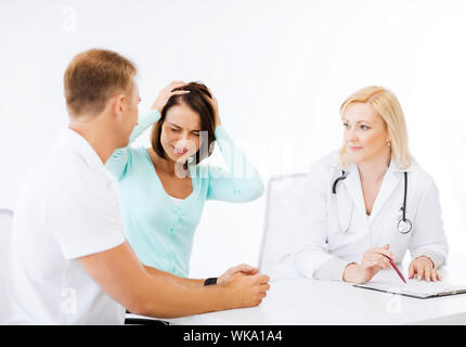 Arzt mit Patienten im Krankenhaus Stockfoto