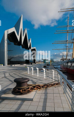 Segelschiff SV Glenlee neben dem Riverside Museum für Verkehr und Reisen Stadt Glasgow Schottland Stockfoto