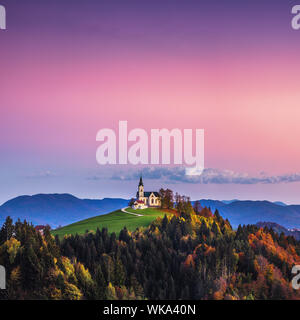 Kirche von Saint Leonard steht auf dem Hügel in der Nähe der Kirche Crni Vrh Dorf. Stockfoto