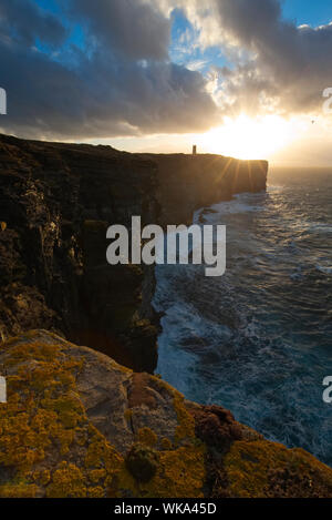 Winter Sonnenuntergang am Marwick Kopf, Orkney Isles Stockfoto