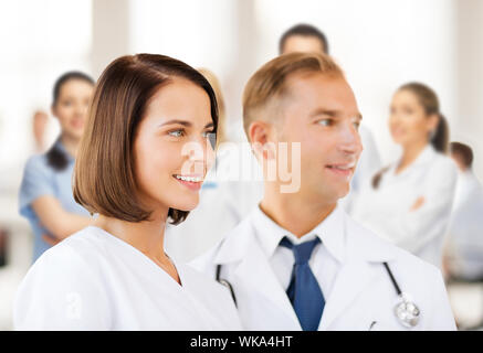 Gesundheitswesen und medizinische Konzept - zwei Ärzte mit Stethoskopen Stockfoto
