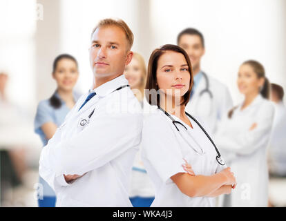 Gesundheitswesen und medizinische Konzept - zwei Ärzte mit Stethoskopen Stockfoto