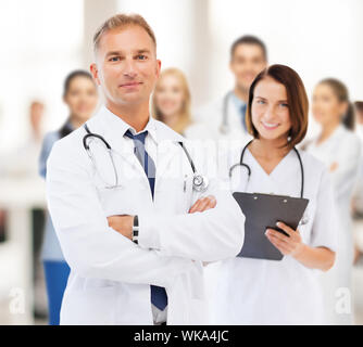 zwei Ärzte im Krankenhaus Stockfoto