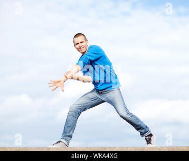 Sport, tanzen und städtische Kultur-Konzept - hübscher Junge machen Tanz bewegen Stockfoto