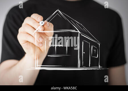 Mann ein Haus auf dem virtuellen Bildschirm zeichnen Stockfoto