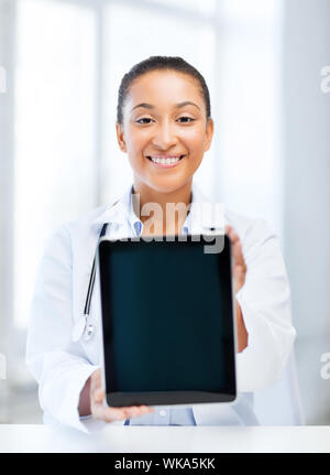 Gesundheit, Medizin und Technologie Konzept - afrikanische Ärztin mit Tablet-PC Stockfoto