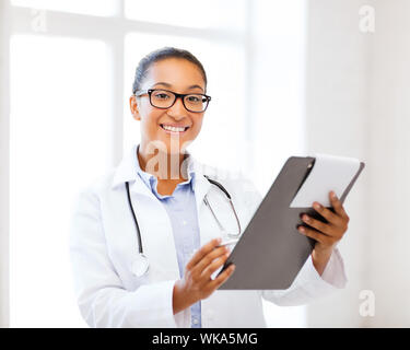 Afrikanische Ärztin im Krankenhaus Stockfoto