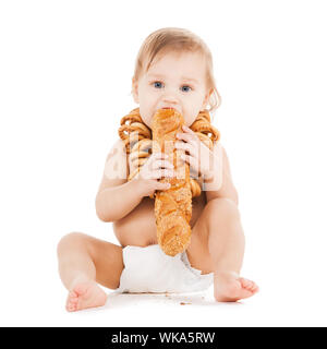 Kindheit und Food Konzept - niedliche Todler lange Brot essen Stockfoto