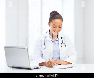Ärztin mit Laptop pc Stockfoto