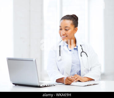 Ärztin mit Laptop pc Stockfoto