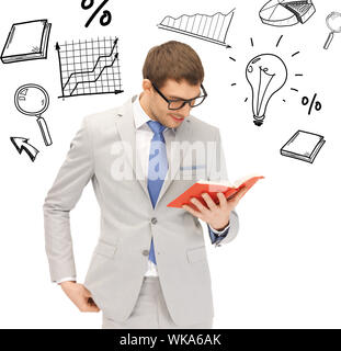 glücklicher Mann mit Buch Stockfoto