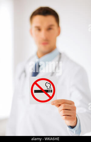 männlichen Arzt keine Raucher Schild Stockfoto