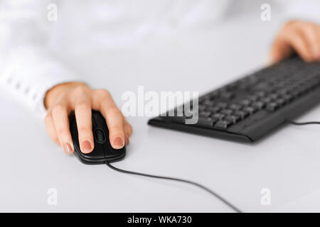 Frau Hände mit Tastatur und Maus Stockfoto