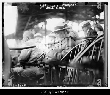 James S. Sherman, Wm. Der Taft Vice President - erster Vizepräsident, eine Kugel zu werfen an einem Spiel (Baseball) Stockfoto