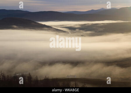 Sunlit Nebel im Strath Oykel Highlands, Schottland Stockfoto