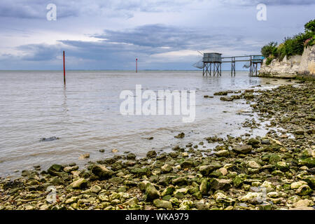 Talmont-sur-Gironde (Frankreich): Der Platz Fischernetz Hütten an der Mündung der Gironde, in Talmont sur Gironde Stockfoto