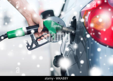Transport und Eigentümerkonzept - Mann Pumpen Benzin Kraftstoff im Auto an Tankstelle Stockfoto