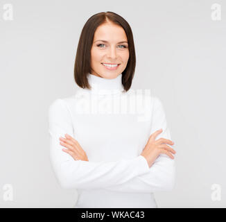 Winter, Menschen, Glück Konzept - lächelnde Frau in weißen Pullover Stockfoto