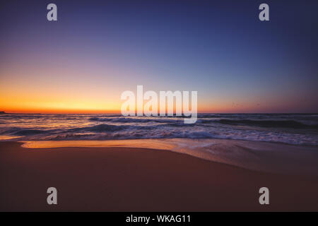 Schöne Wolkengebilde über das Meer, Sonnenaufgang erschossen Stockfoto