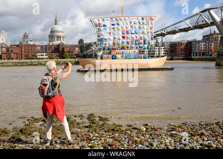 London, Großbritannien. 4. September 2019. Ein Tourist nimmt ein Foto während der Start von "Das Schiff der Toleranz" in der Tate Modern Bankside. Die schwimmende Installation von Emilia Kabakov (der Russischen Konzeptkünstler duo Ilya und Emilia Kabakov) ist Teil von Totally Thames Festival und wird 4. September bis 31. Oktober festgemacht werden. Das Ziel der Arbeit ist zu erziehen und die Jugend der Welt in Verbindung durch die Sprache der Kunst: Stephen Chung/Alamy leben Nachrichten Stockfoto