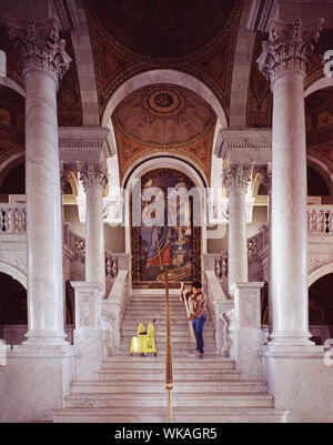 Hausmeister Reinigt den Boden vor dem ikonischen Minerva in der Aula der Bibliothek des Kongresses, Thomas Jefferson, Washington, D.C Stockfoto