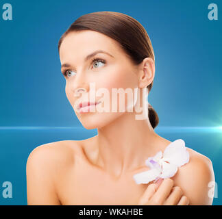 Gesundheit und Schönheit-Konzept - entspannte Frau mit Orhid Blume Stockfoto