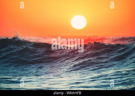 Schönen blauen Sunrise wave Stockfoto