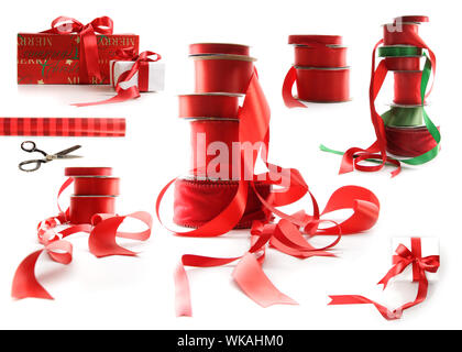 Verschiedene Größen von roten Bändern und Geschenk verpackt Boxen auf weißem Hintergrund Stockfoto