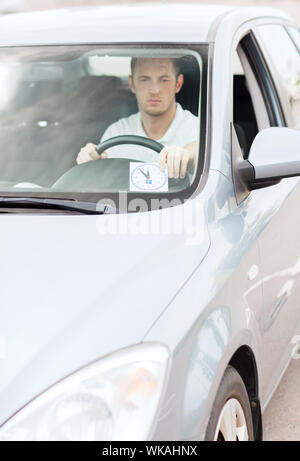 Mann Armaturenbrett Parkplatz Uhr Inverkehrbringen Stockfoto