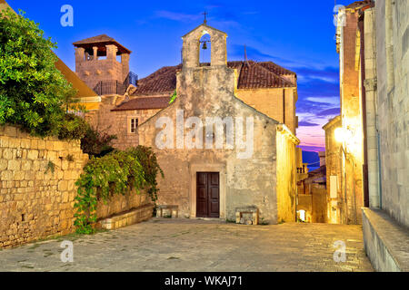 Stadt Korcula Hauptplatz steinerne Kirche und Architektur am Abend ansehen, historische Reiseziel im Archipel der südlichen Dalmatien, Kroatien Stockfoto