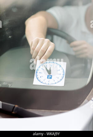 Mann Armaturenbrett Parkplatz Uhr Inverkehrbringen Stockfoto